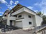 外観：青空に映えるすっきりとした白い外壁とシャープな屋根のラインが美しいですね！モダンな佇まいの中にも洗練された雰囲気が漂う落ち着いた外観デザインです