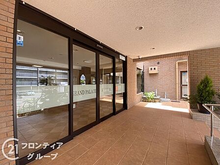 広々としたロビーは、待ち合わせやちょっとした休憩にもぴったりな落ち着いた雰囲気ですね!行き届いた管理と洗練されたインテリアに包まれて、まるで毎日旅行に来ているような贅沢な気分を味わえますね!