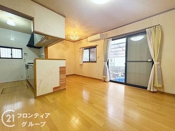 木の温もりを感じるフローリングとたっぷりの陽光が広がる心地よいリビングダイニングですね！大きな掃き出し窓から明るい光が差し込み、家族みんなが自然と集まる温かな空間です