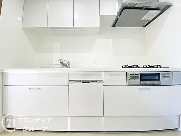 収納が充実しており、キッチン用品をすっきりと整理できる便利な空間です。