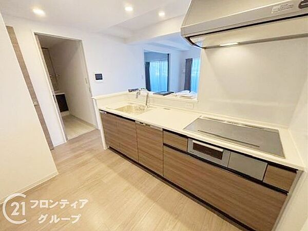 毎日の調理がスムーズに行える機能的なレイアウトと十分な作業スペースが魅力です！手元がすっきりと見えるモダンなデザインがスタイリッシュな空間を演出します