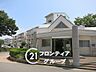 エントランス：丁寧に手入れされた植栽と落ち着いた色調のエントランスまわりが上質な雰囲気を醸し出していますね！訪れるゲストを心地よく迎え入れる温もりある空間です