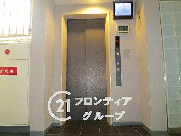 シックな色合いでまとめられた上品な雰囲気のエレベーターまわりですね。細部まで丁寧にお手入れされた空間に管理の良さがしっかりと伝わってきます