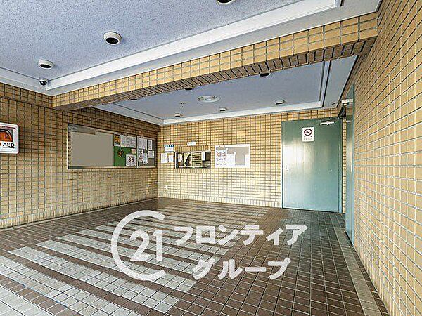 すっきりと片付けられた清潔感と落ち着いた色調が調和する心地よい共用ロビーですね！美しいインテリアのような空間が毎日の暮らしに上質なゆとりをもたらします