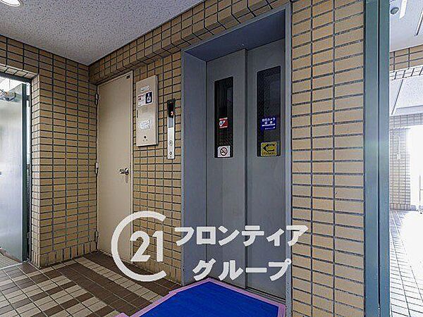 落ち着いたトーンでまとめられた壁面と明るい照明が心地よさを生み出す共用通路！静かでプライベート感あふれる空間が毎日の穏やかな移動時間を演出してくれます