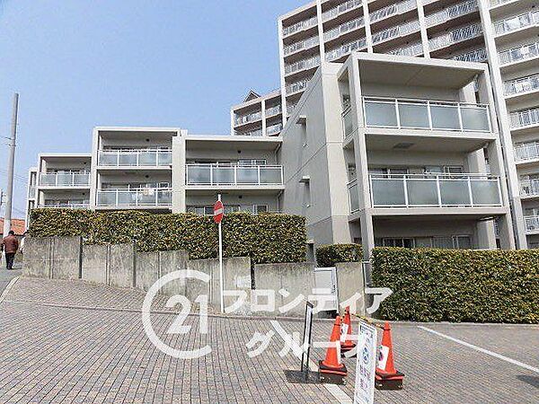 住まい選びは、価格や立地だけでなく、将来の暮らし方まで含めて考えることが大切です。今の段階で気になっていることを、まずスタッフに話してみてください