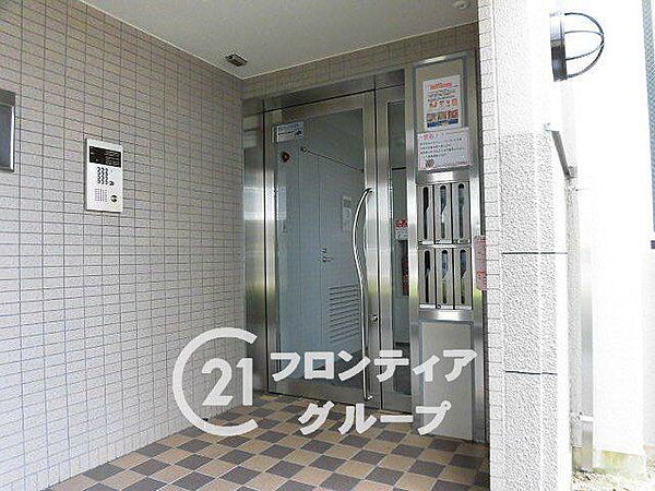 白を基調とした明るいロビーが、心地よい空間を演出していますね！日々の暮らしに安らぎとゆとりをもたらす、洗練されたデザインです
