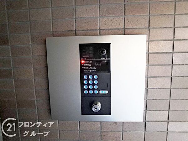 住民の安全を守るための高いセキュリティ機能を提供しています。マンションエントランスに設置され、不審者の侵入を防ぎ、住民に安心感を与えます。