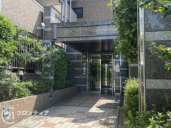 自然の緑とスマートな建築デザインが見事に調和した開放感のあるエントランス！帰宅するたびに心からホッと安らげる上質なプライベート空間が広がっていますね
