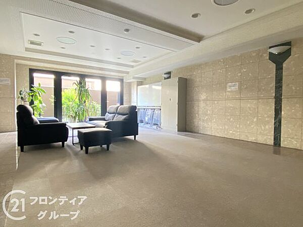 心地よいインテリアが美しくレイアウトされた広々としたロビーの風景！訪れるゲストをあたたかくもてなす上質な共有スペースが毎日の生活に潤いを与えます