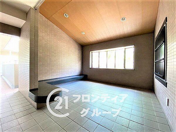 外の喧騒を忘れさせてくれる静寂と上質なインテリアでまとまったロビーですね！広々としたフロア設計が心地よい開放感を生み出し住まう方を穏やかな気持ちにさせます
