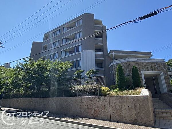 住まい選びは、価格や立地だけでなく、将来の暮らし方まで含めて考えることが大切です。今の段階で気になっていることを、まずスタッフに話してみてください