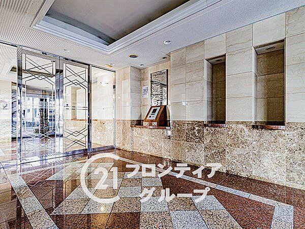 上質な石貼りの壁面と柔らかな照明が心地よい静寂を演出するロビーです！訪れる方を上品にお迎えする洗練されたおもてなしの空間が広がります
