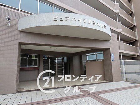 緩やかな曲線を描く上品なタイル貼りの壁面が優雅に出迎えてくれますね！きれいに整備されたフラットなアプローチが、毎日の行き帰りを快適にサポートしてくれます