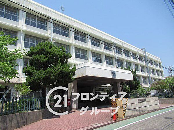 明石市立明石小学校 徒歩9分。 690m