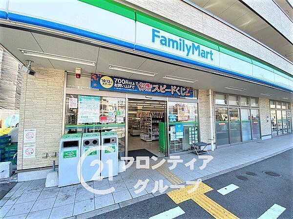 ファミリーマート魚住四丁目店 徒歩13分。 980m