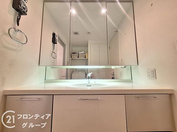 大きな鏡が印象的なパウダールームは、忙しい朝の時間にもゆとりをもたらします。洗練されたデザインの洗面化粧台には小物の整理に便利な収納も備わり、常に整った空間をキープできます