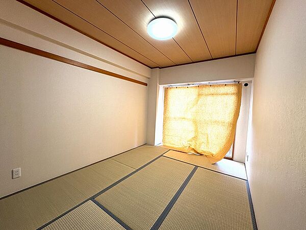 南西向きの６帖和室の落ち着いた空間となり陽当たりも良好です♪室内は大変きれいです♪