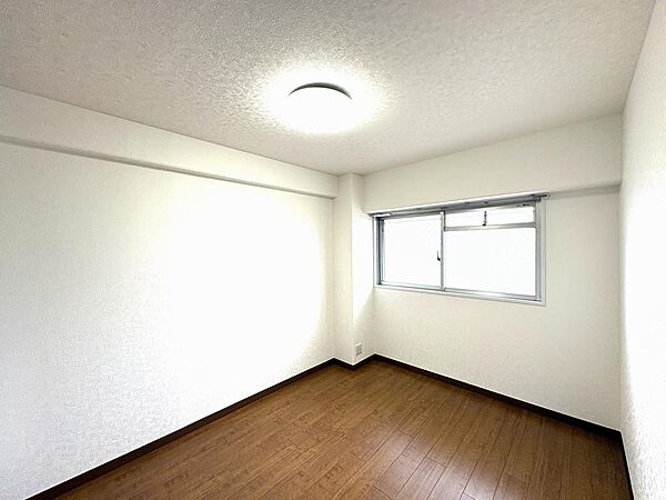 玄関用の洋室６帖のお部屋となります♪室内は大変きれいです♪