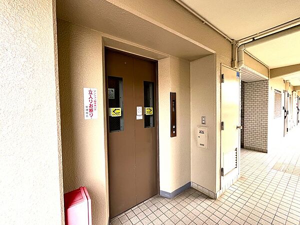 エレベーターが設けられてますので階段を使わずにスムーズに玄関までの出入りが楽々可能です♪