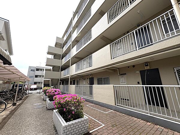 マンション裏庭はきれいに整備されてます♪