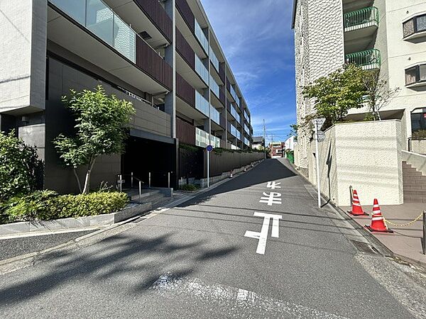 明るく開放感のある3LDKマンション。専有面積58.28m2で、ファミリーで暮らしやすいバランスのとれた住まいです。落ち着いた佇まいのマンション外観も魅力。ぜひ現地で周辺環境とあわせてご確認ください。