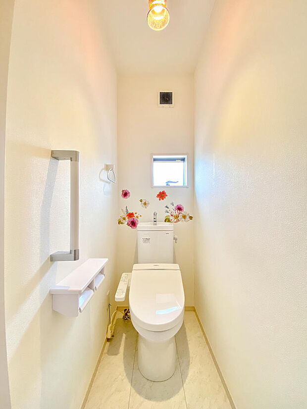 2階トイレ。1階トイレと同様に窓があり空気こもらずいつもクリーンにお使いいただけます。また、こちらも温水洗浄、暖房便座、脱臭機能を備えた便座で機能も十分。