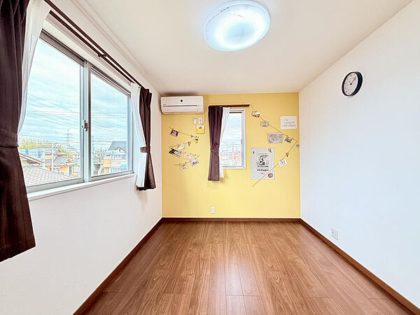 2階の6帖の洋室は、お子様のお部屋に最適。2面採光で明るく、心地よい風が通り抜けます。お洒落なアクセントクロスが、自分だけのお気に入りの空間を演出しています。