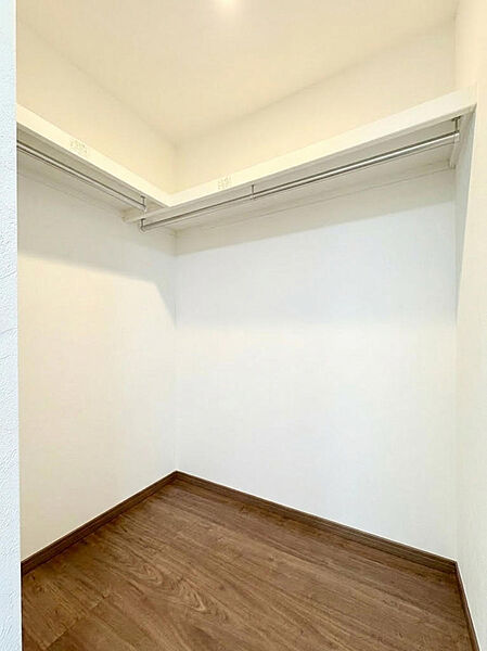 主寝室に備えられた大容量のウォークインクローゼット。季節物の衣類やスーツケースまでまとめて収納可能です。毎朝の着替えもスムーズになり、整理整頓が習慣になる便利な設計です。
