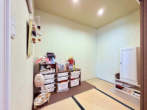 リビング横に配した3帖の和らぎ空間。お子様のプレイスペースや、家事の合間のごろんと一休みにも最適です。リビングと一体化して使えるため、家族の気配を常に感じられる安心の設計です。