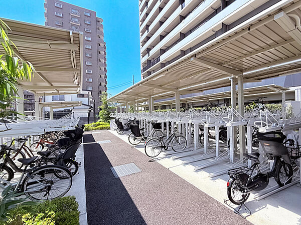 駐輪場は１住戸２台分を確保。空き区画がある場合には、１住戸あたり３台以上の登録をすることが可能です（管理規約の運用に準ずる）