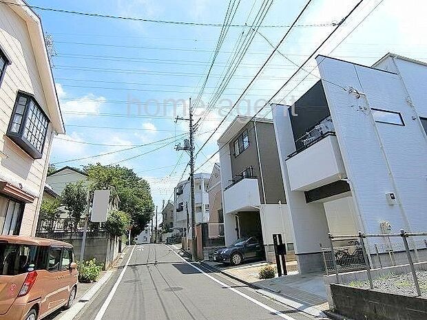 前面道路ゆったり6ｍ幅になっております。車の出し入れも楽々です。