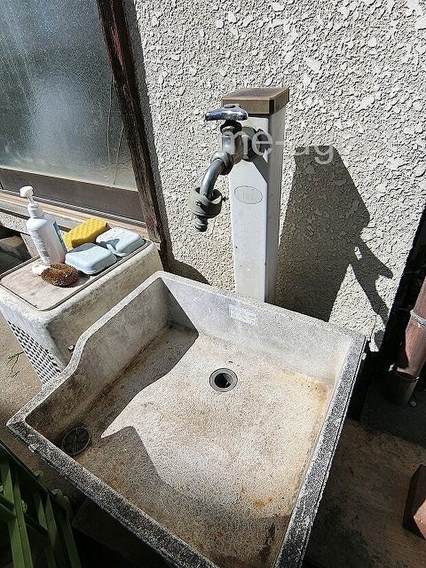 植木やお花への水遣りなどに大活躍の外水道。洗車にも使えますね。