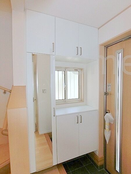 姿見付きの玄関収納です。