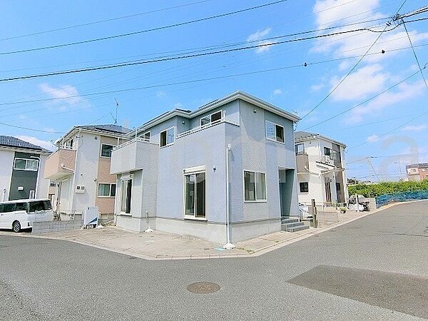 前面6m道路で駐車もラクラクです。