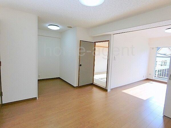 リフォーム済みで綺麗な住戸。全居室6帖以上で使い勝手が良いです。