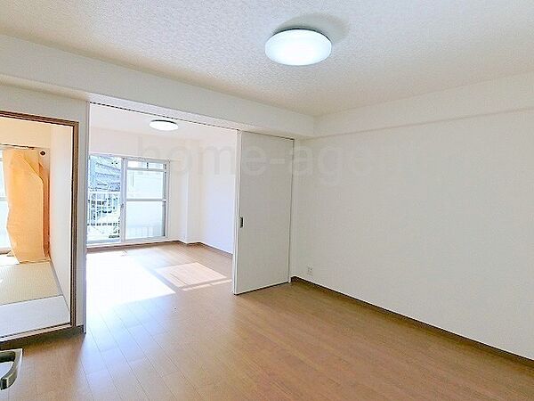 リフォーム済みで綺麗な住戸。全居室6帖以上で使い勝手が良いです。