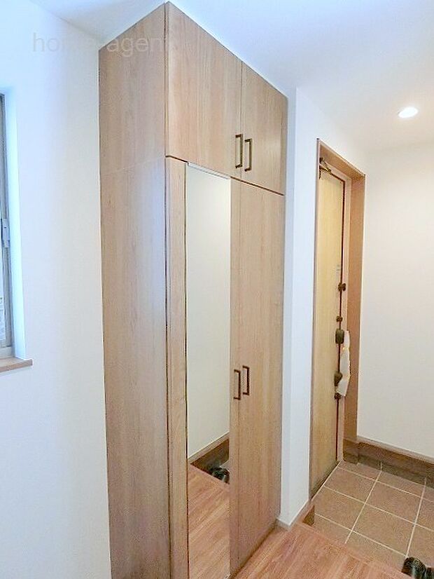 姿見付きの玄関収納です
