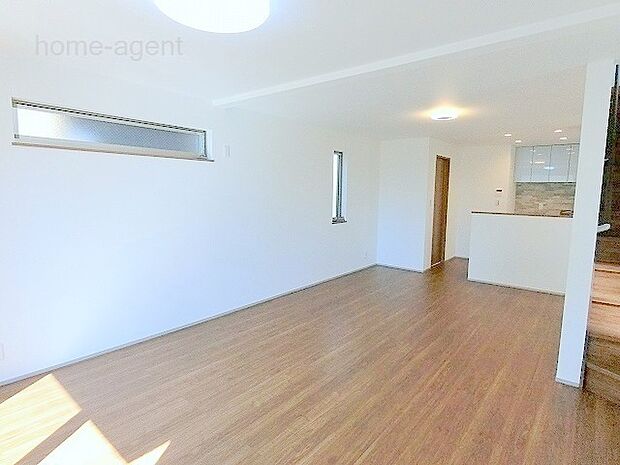 19帖LDK。南向きで日当り良好。床暖房設置で快適です。