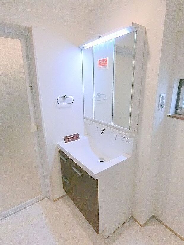 使い勝手の良い三面鏡の洗面台です。