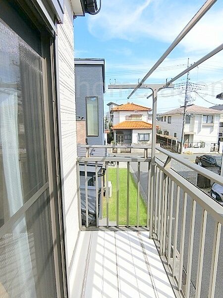 南向きで日当りの良いバルコニー。洗濯物が良く乾きそうですね。