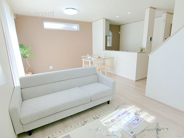 リビング階段を採用した15帖LDK.南西向きで日当り良好です。