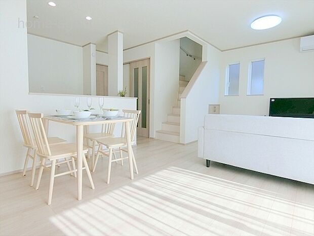 リビング階段を採用した15帖LDK.南西向きで日当り良好です。