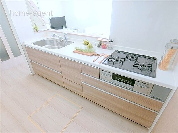 人気の対面キッチン。リビングを見渡し易い仕様です。