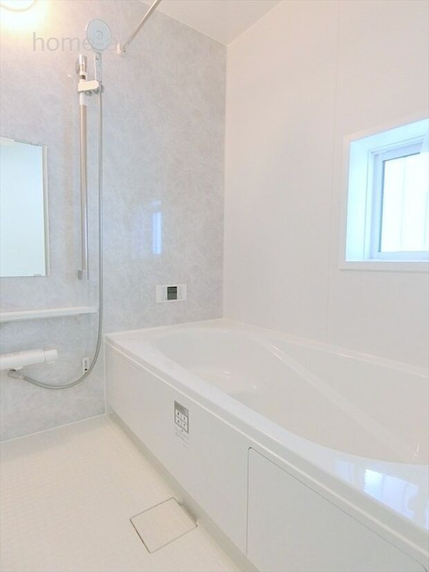 広々とした浴室。浴室乾燥暖房機付きで快適です。