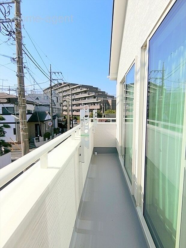 南西向きで日当りの良いバルコニー。