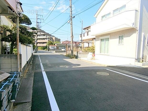 前面6m道路で駐車もラクラクですね。