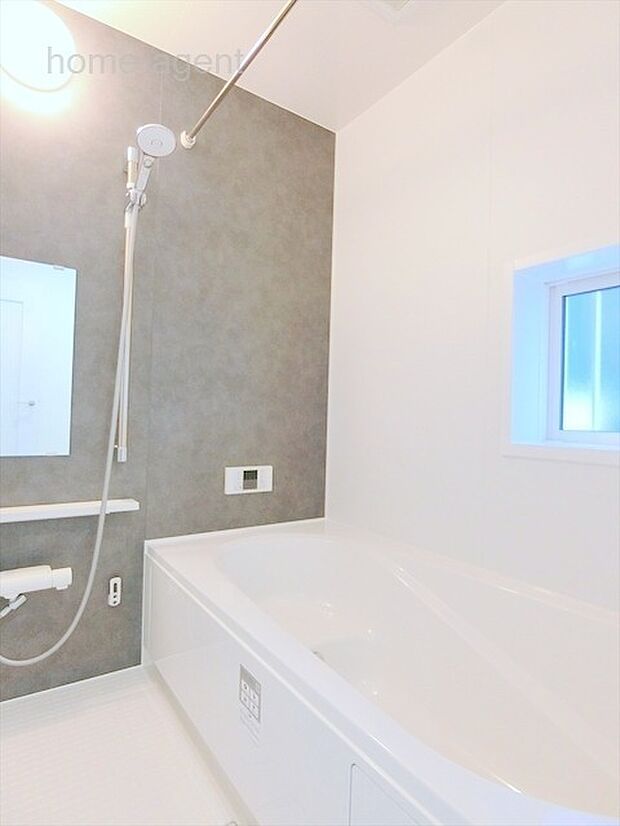 広々とした浴室。浴室乾燥暖房機付きで便利です。