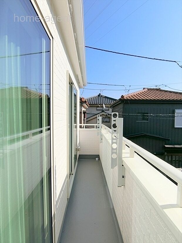 南向きで日当りの良いバルコニー。