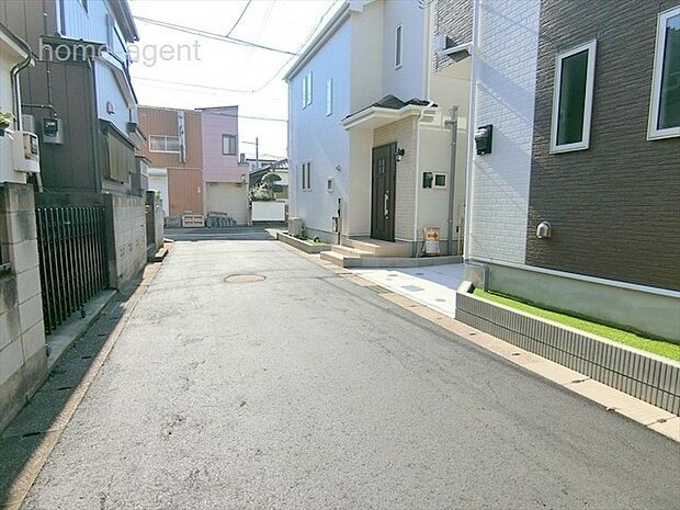 前面4m道路。車通りも少なくお子様も安心です。